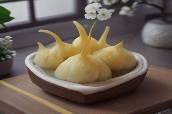 柠檬视频应用界面展示，暖橙色主题风格，首页推荐流与功能导航清晰排列，简洁易用